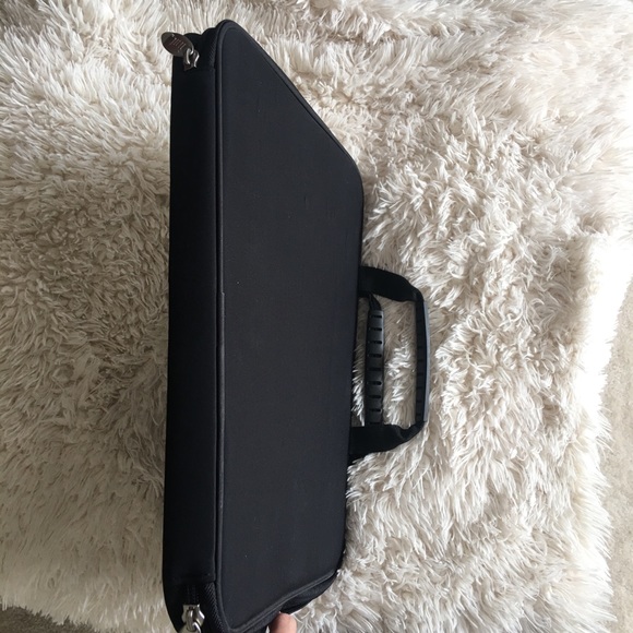 Init gaming hardshell laptop bag - Picture 3 of 3